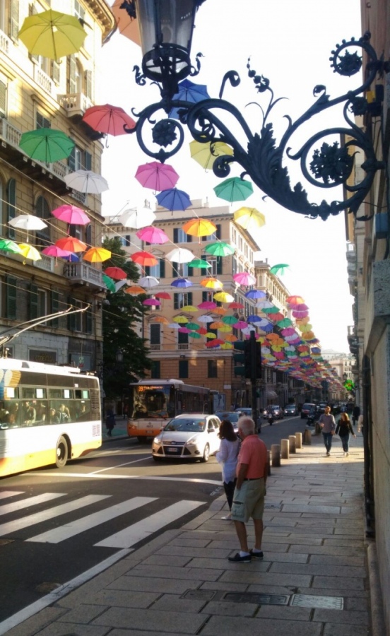 Gli ombrelli colorati di via Roma e salita Santa Caterina un'attrazione